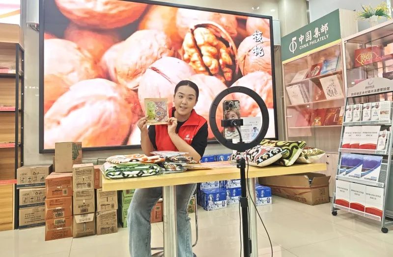 和田艾德莱斯绸“乘”邮政快车“飞”向全国
