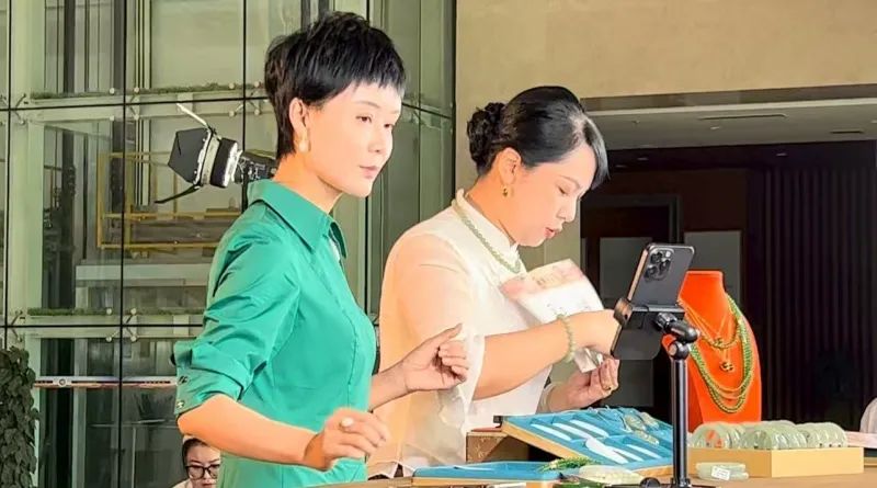贺娇龙现身和田 直播7小时销售额超7464万元
