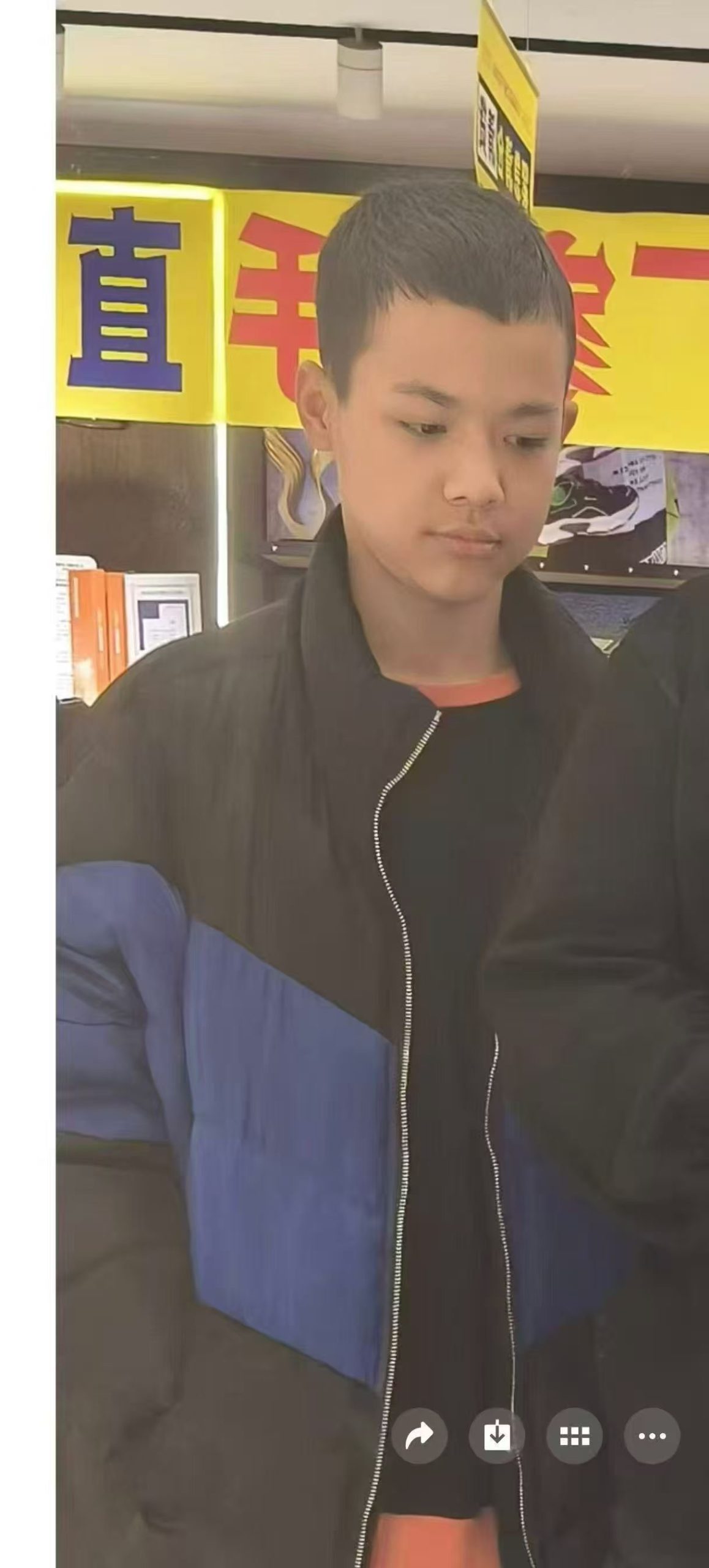 ⚠️⚠️⚠️寻人启事： 阿卜杜拉·图尔贡，12岁 ，12月22号早上把孩子送到和田市第五小学学校门口，目送孩子走向校门方向后离开，后续老师反馈孩子未到校上课，经多放寻找无果，疑似在学校门口区域走失，如有好心人发现孩子踪迹，或提供有效线索，助其平安回家。联系人：阿依布拉克 手机号：