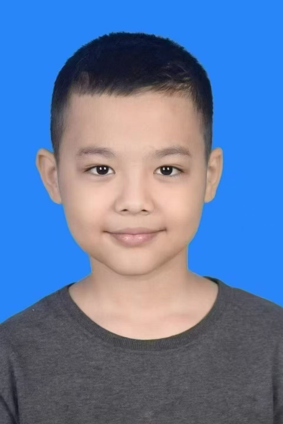 ⚠️⚠️⚠️寻人启事： 阿卜杜拉·图尔贡，12岁 ，12月22号早上把孩子送到和田市第五小学学校门口，目送孩子走向校门方向后离开，后续老师反馈孩子未到校上课，经多放寻找无果，疑似在学校门口区域走失，如有好心人发现孩子踪迹，或提供有效线索，助其平安回家。联系人：阿依布拉克 手机号：