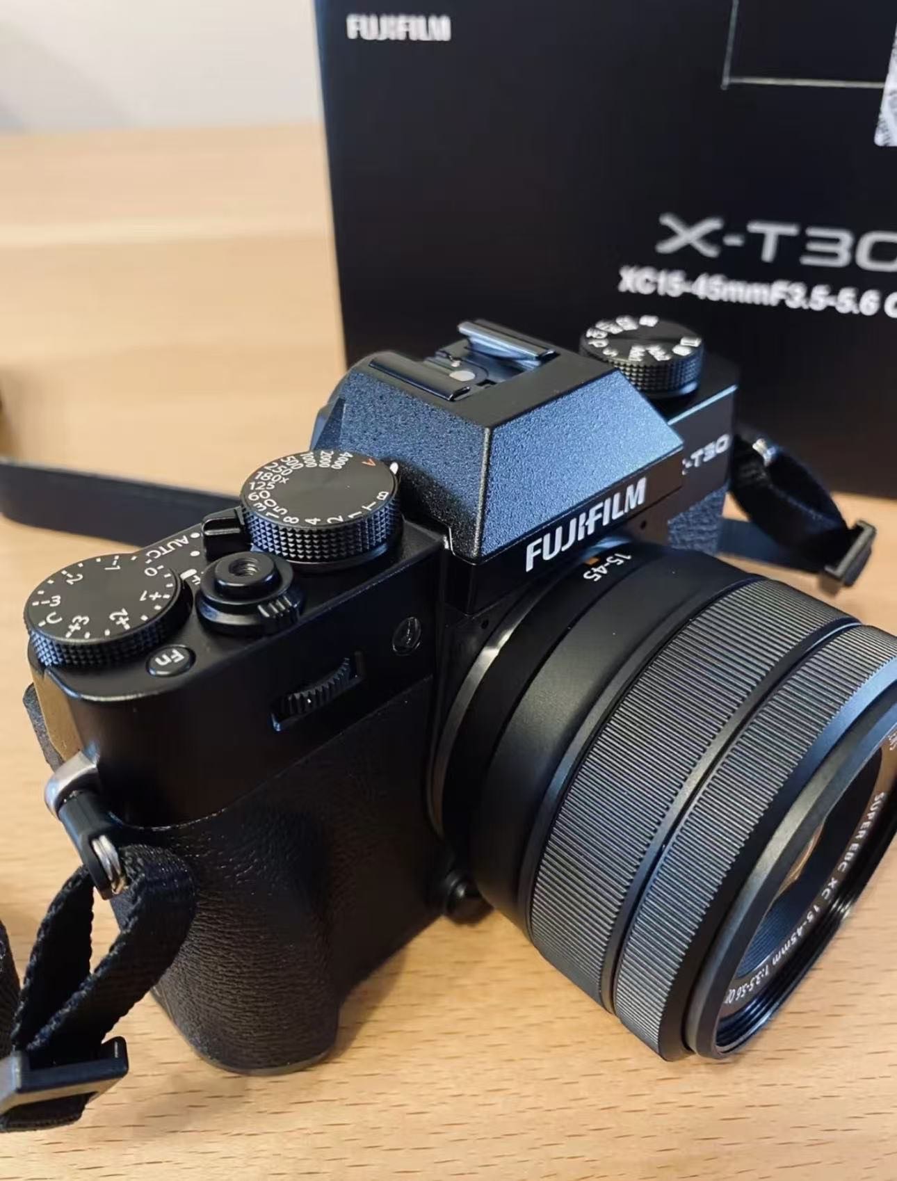 出手富士相机+定焦镜头，成色99新，去年10月中旬入手，如图功能完好，无拆无修。配件齐全，无磕碰无划痕，价格私聊，同城面交优先，联系方式19915215489 赠送相机支架（全新）+相机包+三张内存卡+相机保护壳+两个读卡器（安卓+苹果）