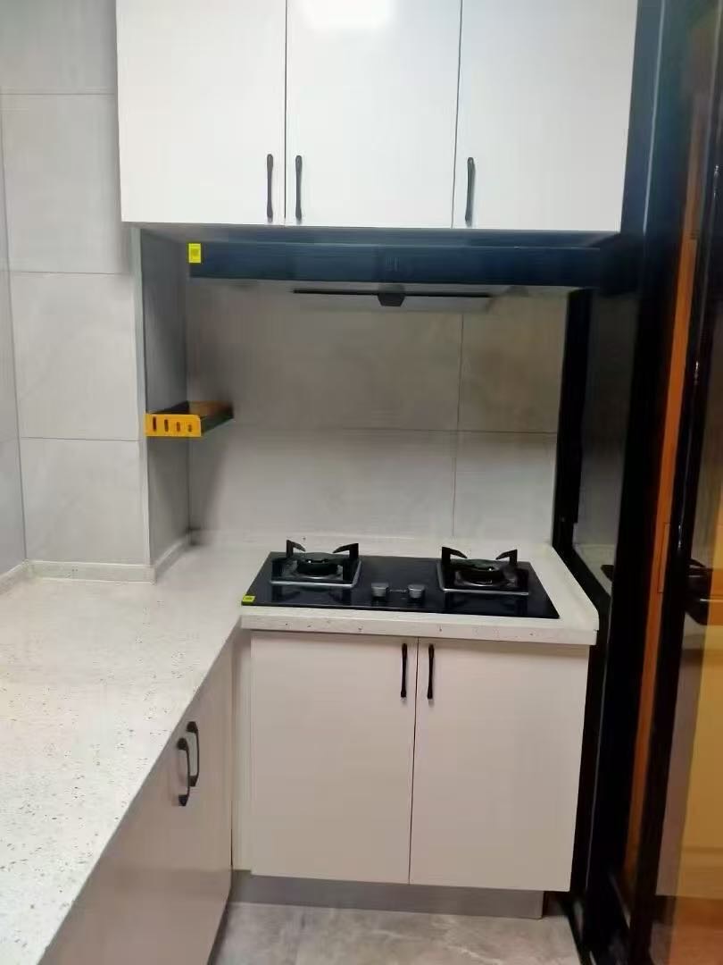 天宇阳光小区，精装两房两厅一卫出租，带露台，家具家电齐全，拎包入住。180 3487 8090年租29000