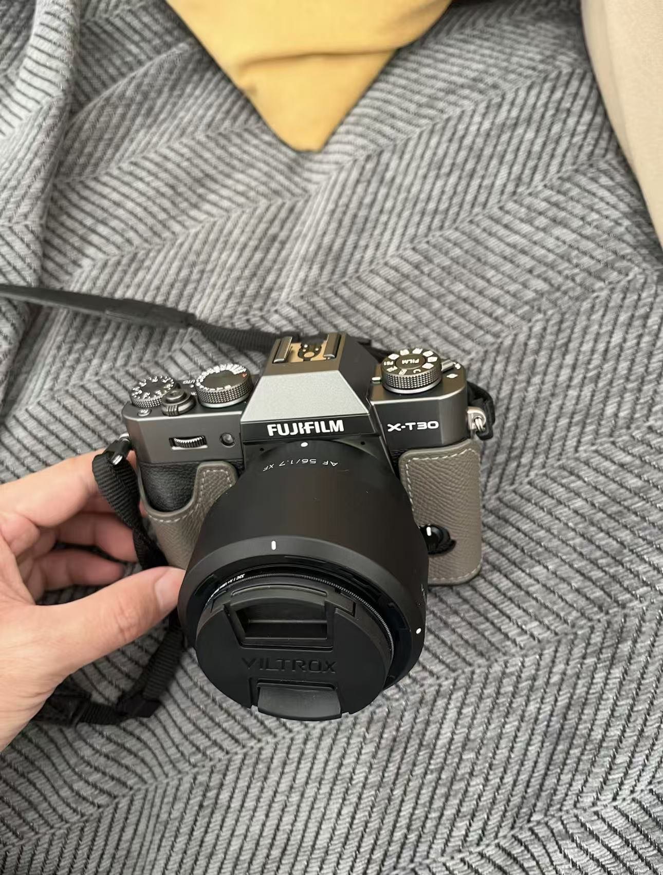 出手富士相机+定焦镜头，成色99新，去年10月中旬入手，如图功能完好，无拆无修。配件齐全，无磕碰无划痕，价格私聊，同城面交优先，联系方式19915215489 赠送相机支架（全新）+相机包+三张内存卡+相机保护壳+两个读卡器（安卓+苹果）