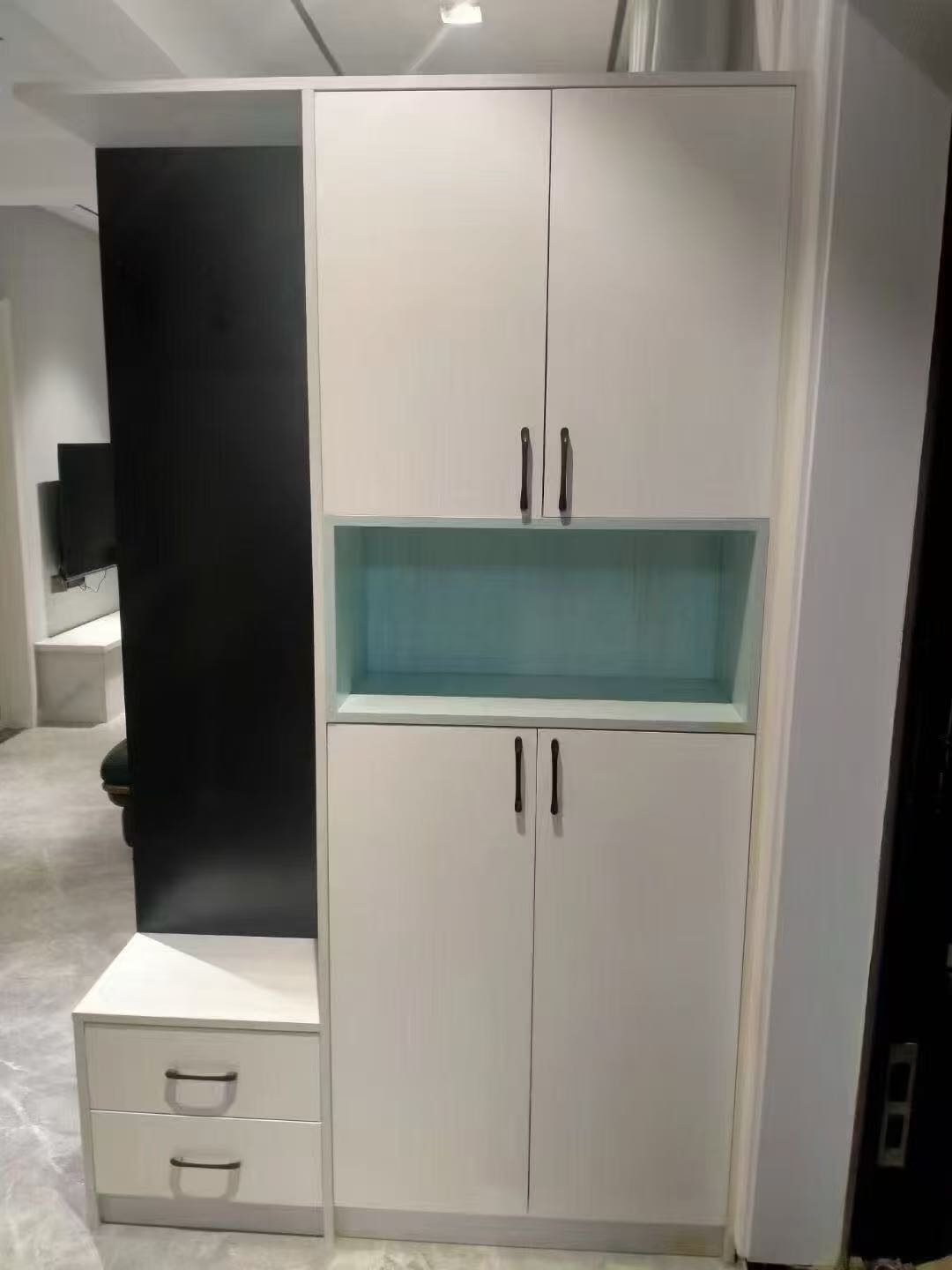 天宇阳光小区，精装两房两厅一卫出租，带露台，家具家电齐全，拎包入住。180 3487 8090年租29000